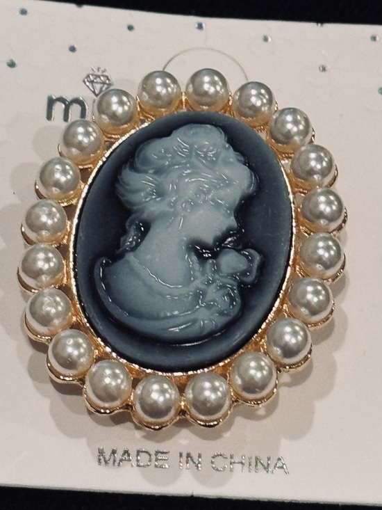 Vintage-Style Victorian Blue Cameo Brooch - Pearl NWT - Picture 8 of 8